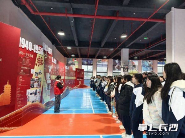 “雷锋家乡学雷锋”档案流动展举行